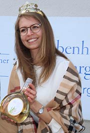 Fränkische Weinkönigin Eva Brockmann waren mit dabei beim Spargelanstich auf dem Viktualienmarkt am 05.04.2023 (©Foto:  Martin Schmitz)